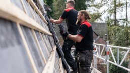 Totaal Dakdekkers aan het werk uai